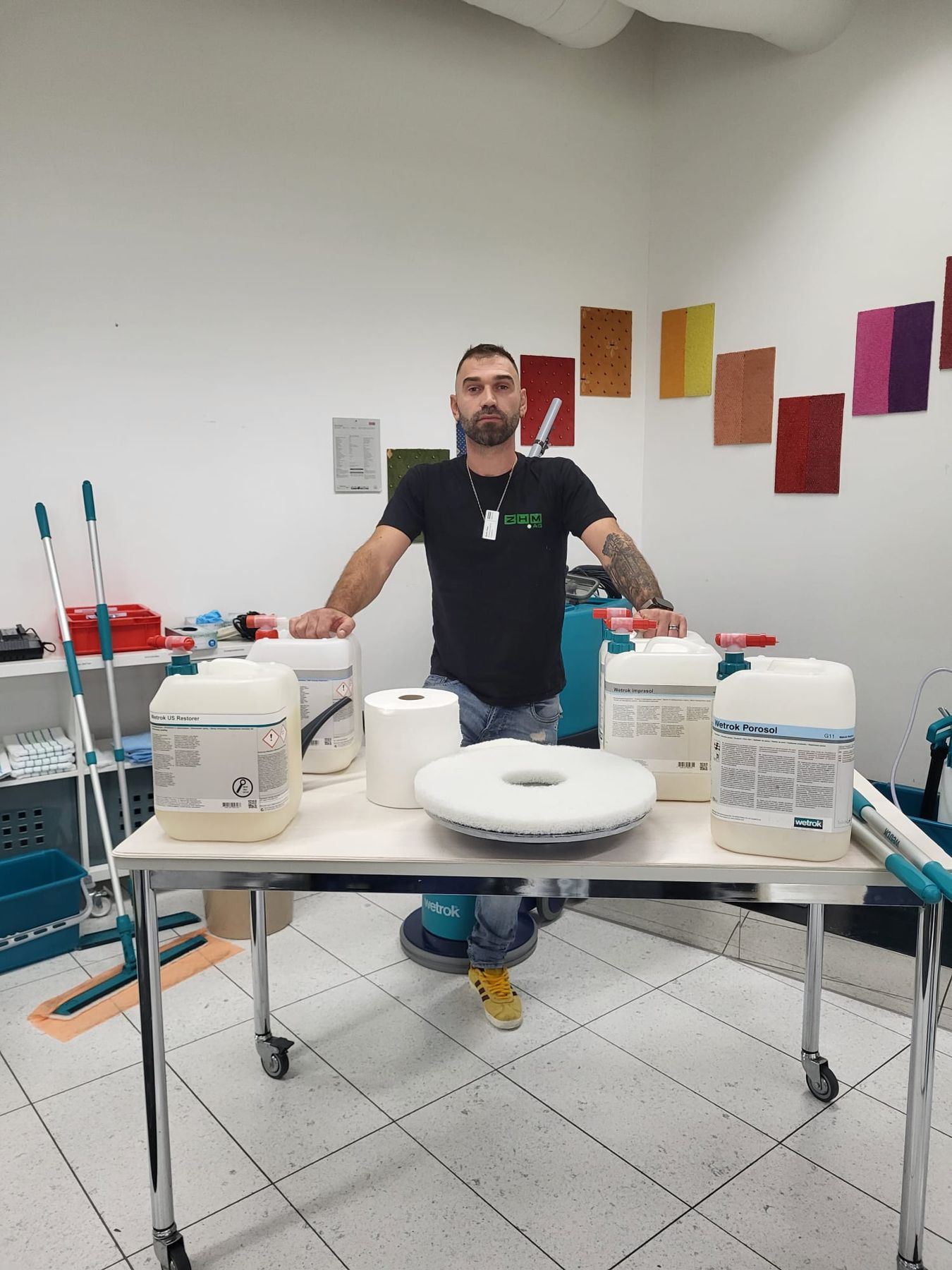 ZHM Mitarbeiter mit Reinigungsmitteln an einem Rolltisch