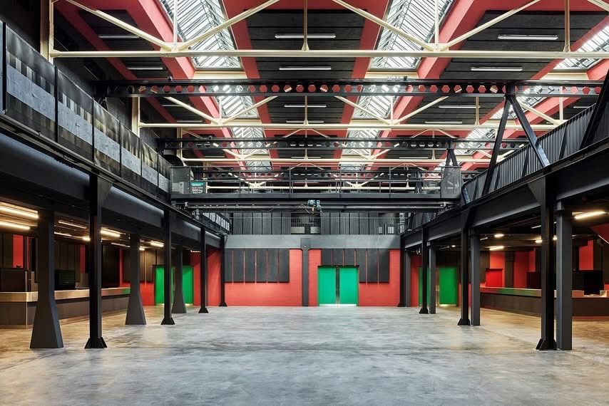 Gereinigte, leere Industriehalle mit roten Stahlträgern