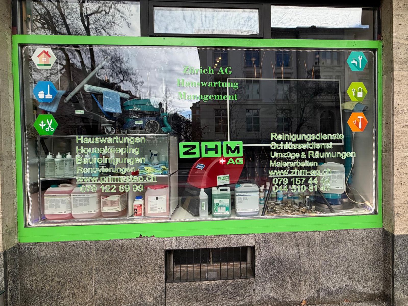 Schaufenster der ZHM AG mit Logo und Dienstleistungen
