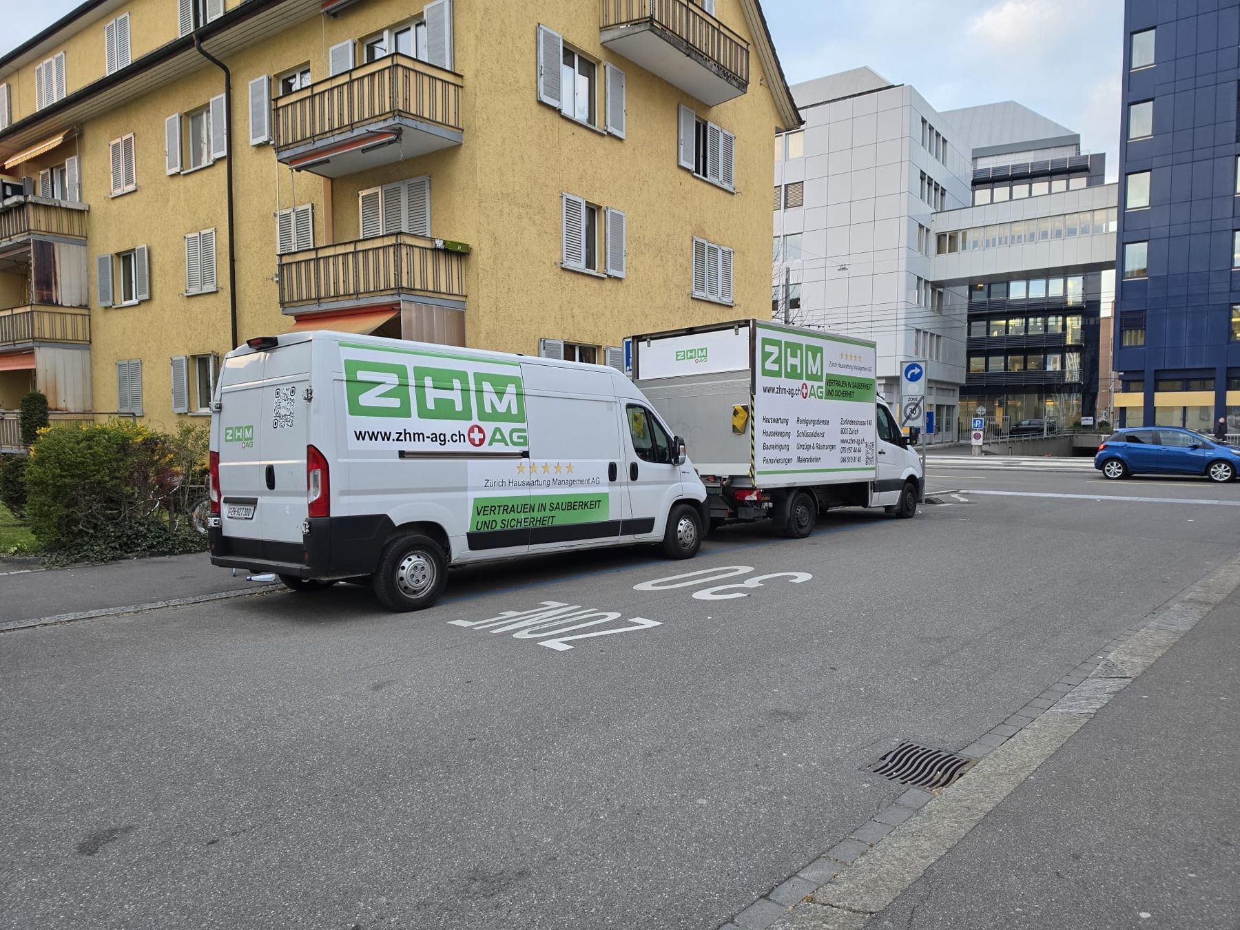 ZHM Lieferwagen und ZHM Lastwagen an einer Strasse in Zürich