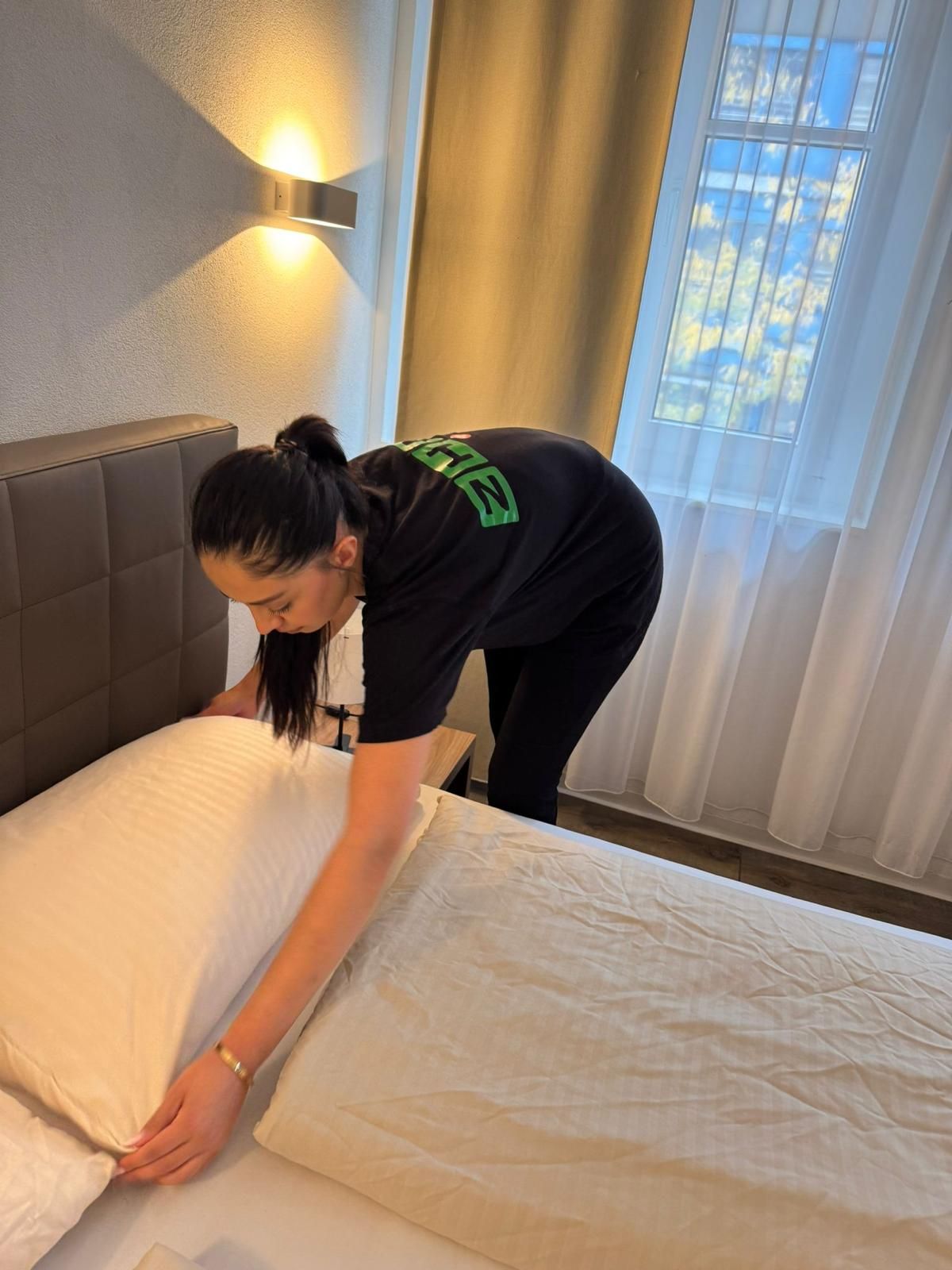 ZHM Mitarbeiterin bezieht ein Bett