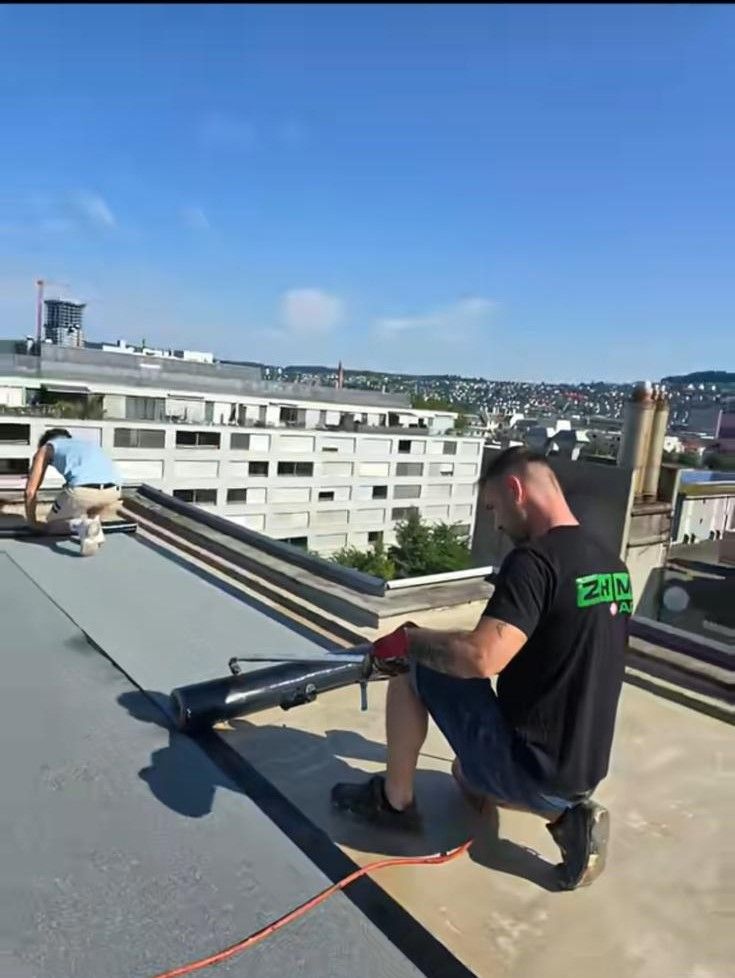 ZHM Mitarbeiter auf einem Flachdach über Zürich