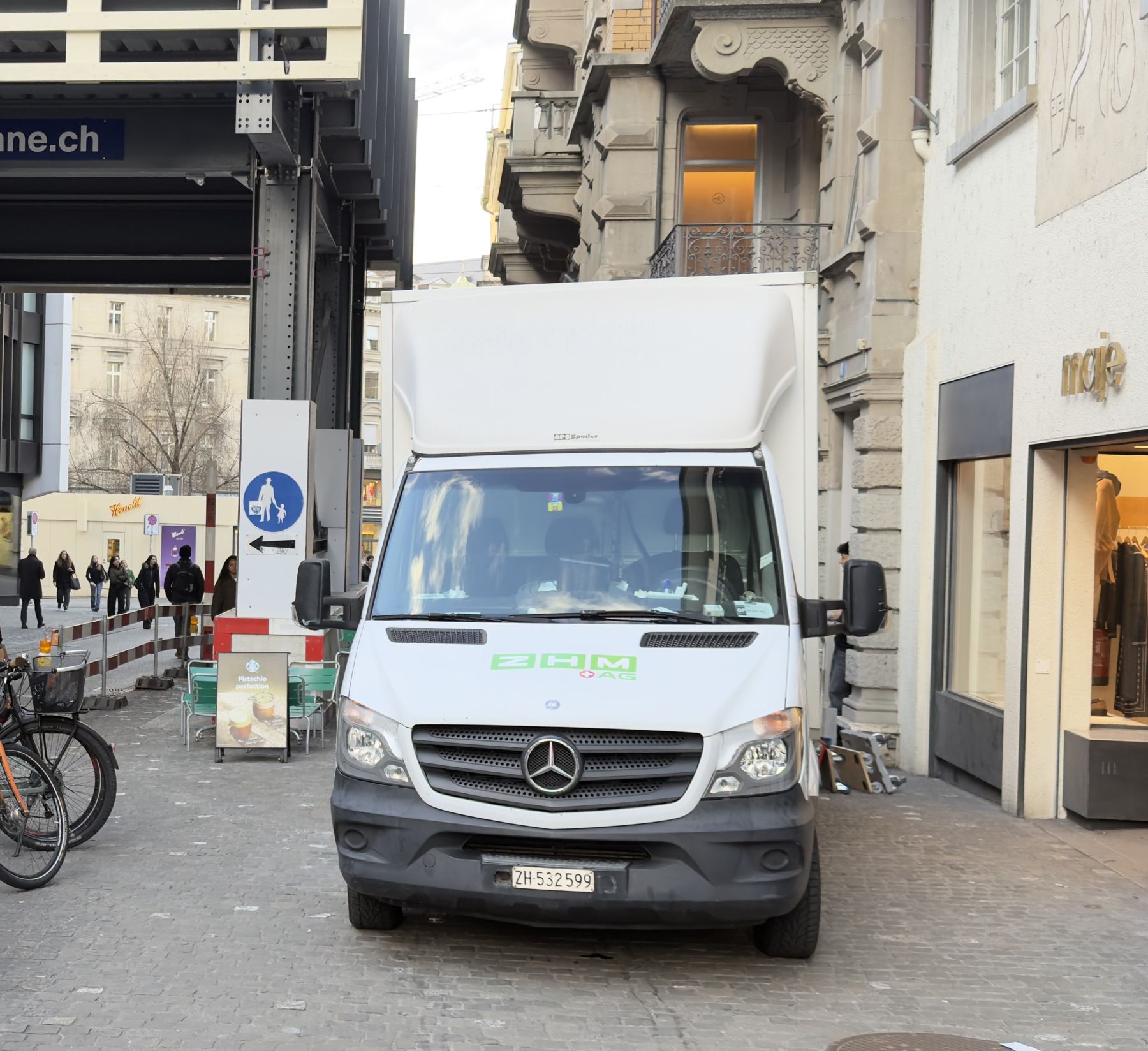 ZHM Lieferwagen in einer Einkaufsstrasse in Zürich